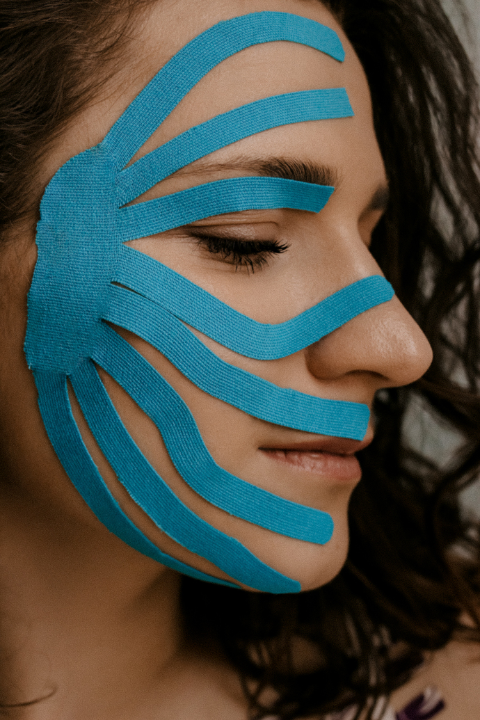 Как пользоваться тейпами для лица: пошаговая инструкция