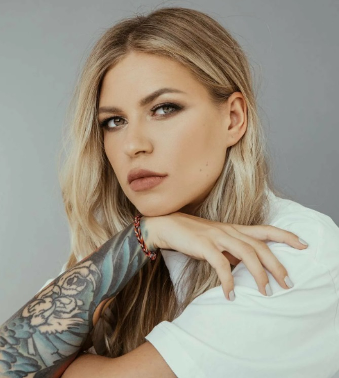 Звёздные истории: ринопластика Риты Дакоты