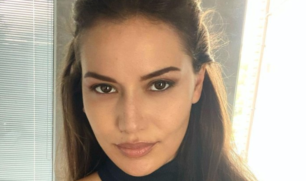 «Кошачьи глазки» и коррекция формы и изгиба бровей с помощью ботокса сделали лицо гармоничным 