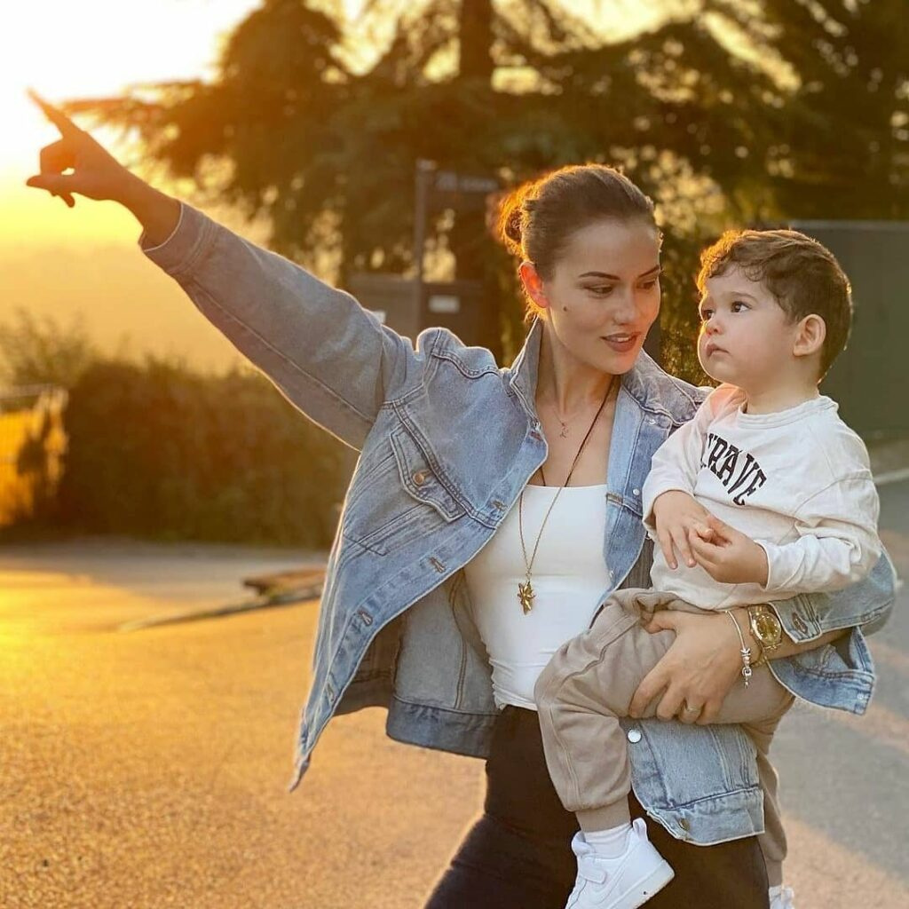 Фото Фахрие Эвджен с сыном