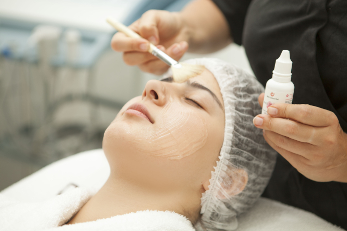 Плюсы и минусы химического пилинга: объясняют эксперты