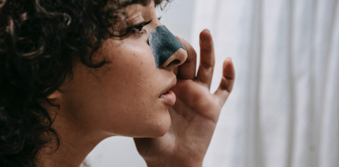 Сальные нити: что это и как от них избавиться?