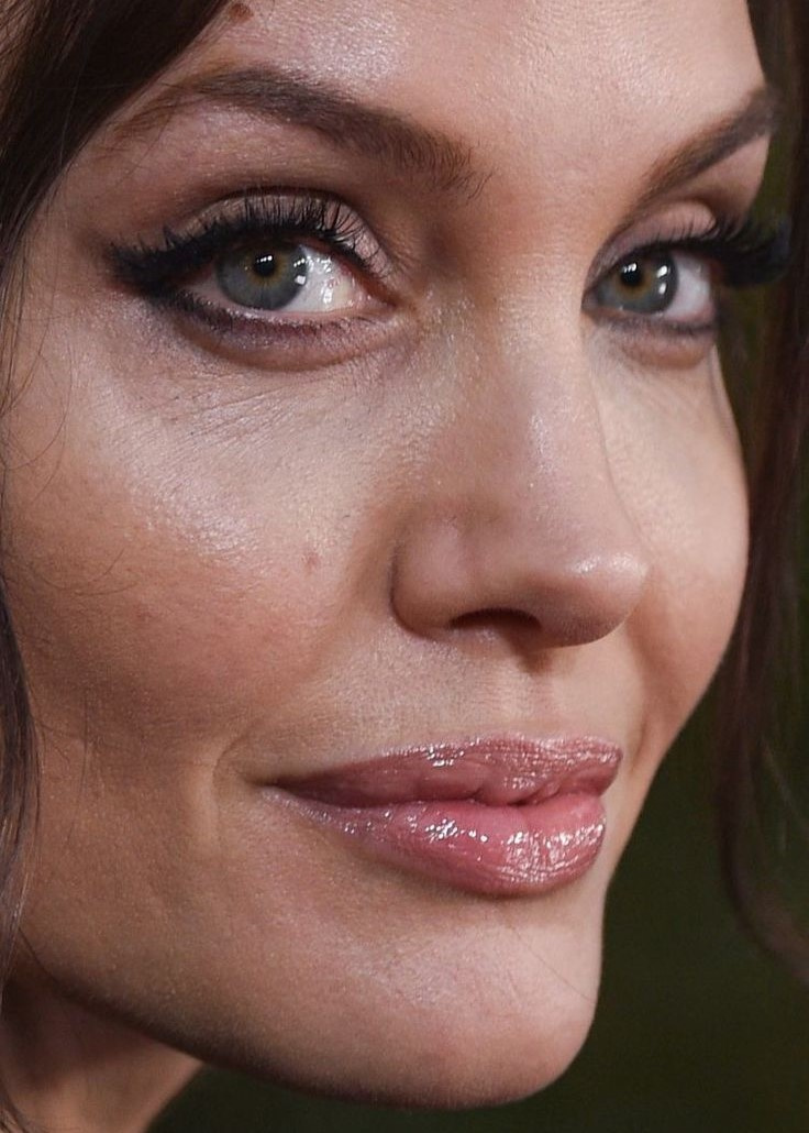 Губы Анджелины Джоли