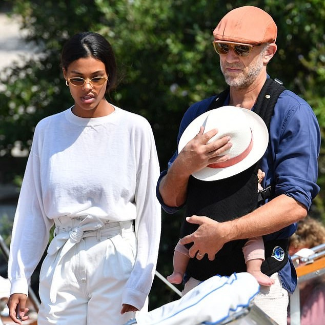 Тина Кунаки и Венсан Кассель с дочерью Амазони