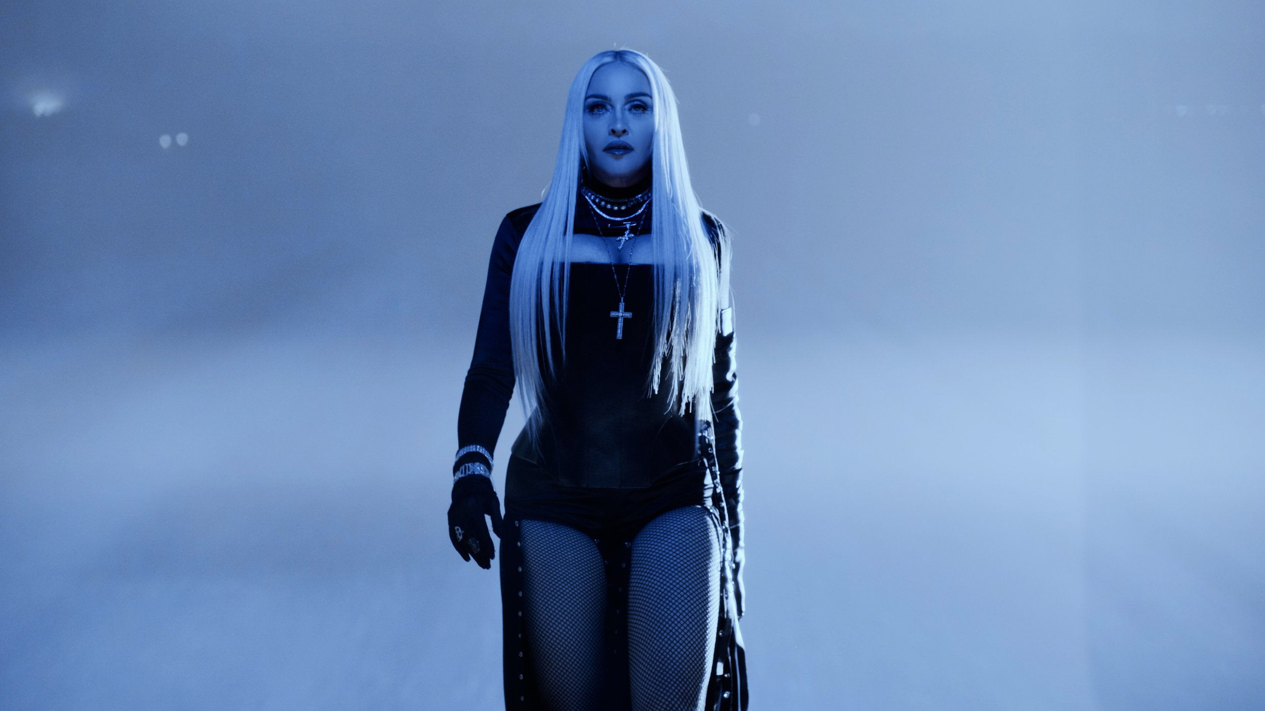 Фото: Мадонна в клипе на песню "Frozen" в фантастическом образе 