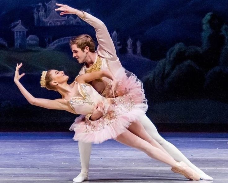 Хейли Болдуин (Бибер) на занятиях балетом