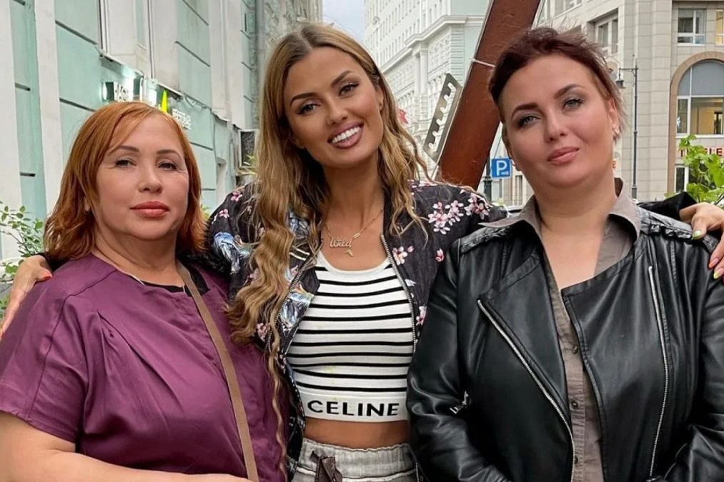Виктория Боня с мамой и сестрой Ангелиной