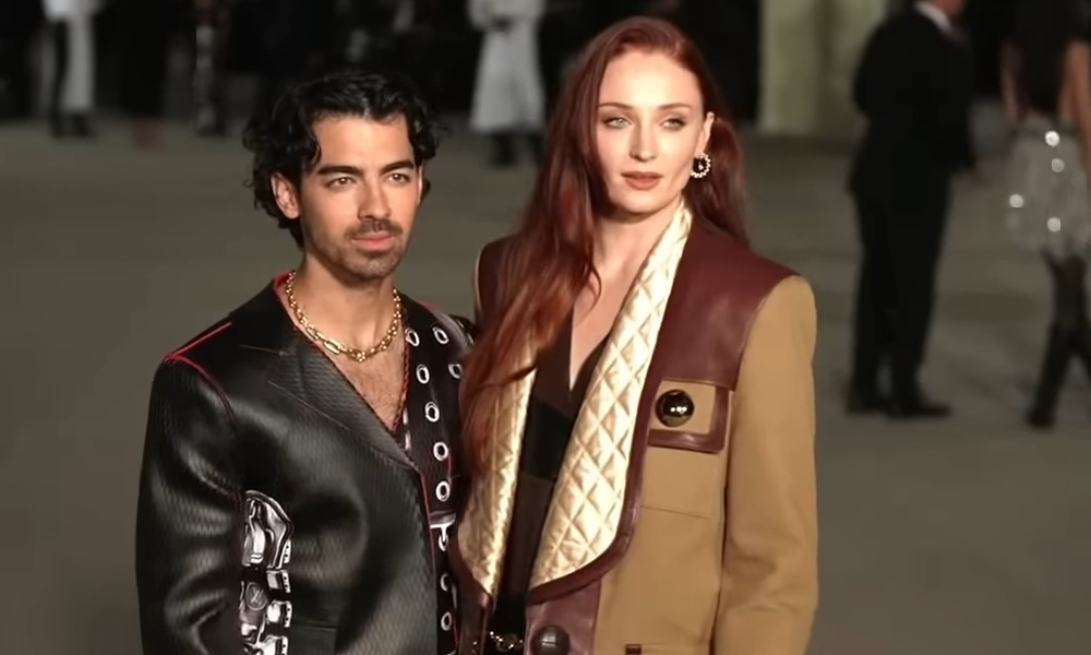 Джо Джонас (170 см) с бывшей женой Софи Тернер (175 см)