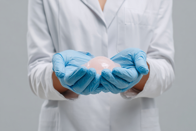 Биосовместимость имплантов: почему организм не отторгает силикон